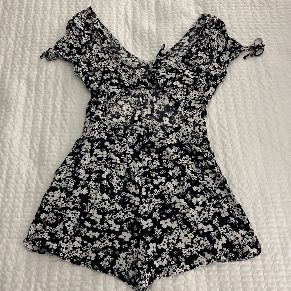 EXPRESS Open Back Romper - Picture 4 of 9